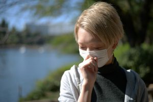 喉がイガイガして咳が止まらない原因は 眠れないくらい苦しい時の対処法は